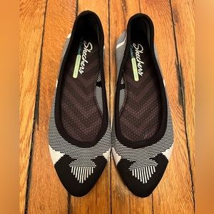 Black & White Geometric Design Skechers Memory Foam flats Size 8